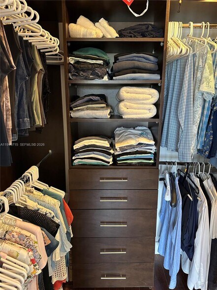 Building Photo - 925 NE 26th Ave