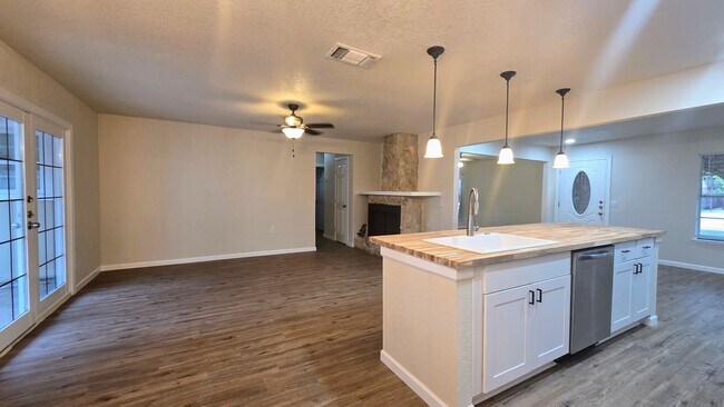 Building Photo - Newly Renovated NE San Antonio 3 bedroom home in established neighborhood-You do not want to miss...
