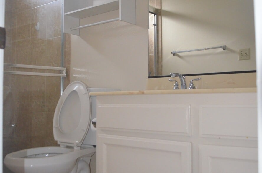 Full Bathroom - 330 Cordova St
