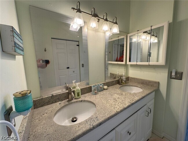 Building Photo - 14980 Vista View Way