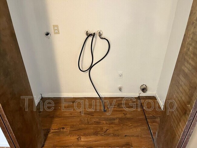 Building Photo - 4220 W Cypress Ave