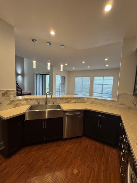 Building Photo - 395 E 4th St