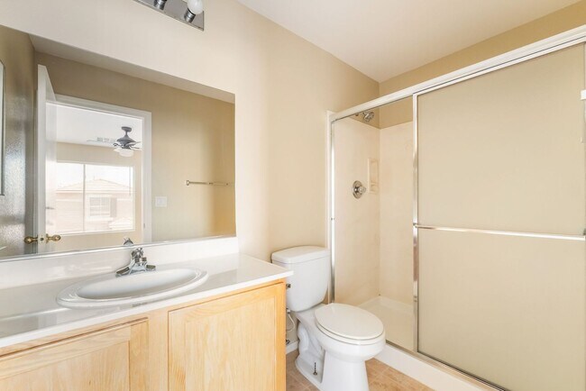 Building Photo - Comfortable Living Near City Conveniences!