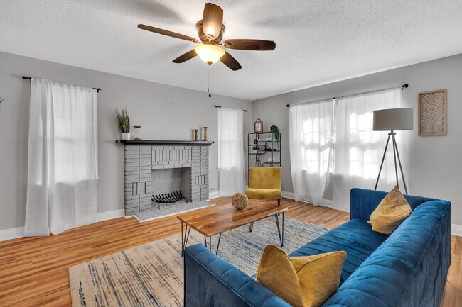 Primary Photo - Move-In Ready Room Rental - PRIVATE BATH –...