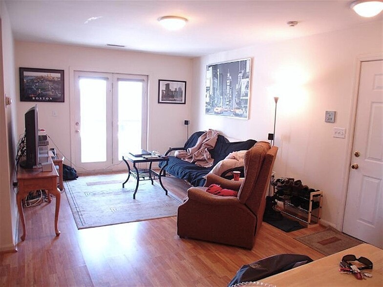 Building Photo - 10 Kent Ct