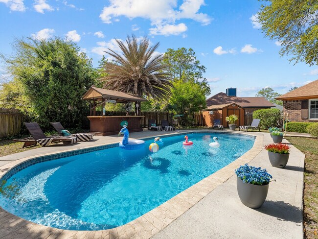 Building Photo - 102 Forestay Ct