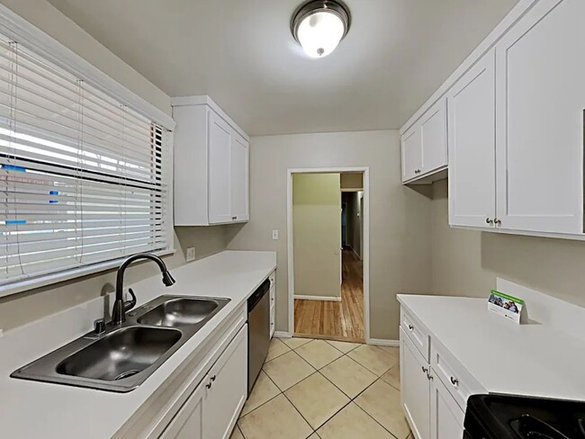 Building Photo - 15440 Romar St