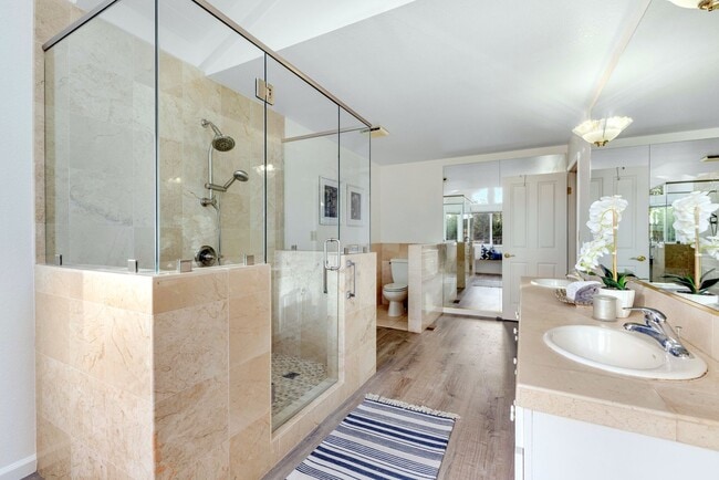Building Photo - Beautiful 5 bedroom/3bath home with a pool