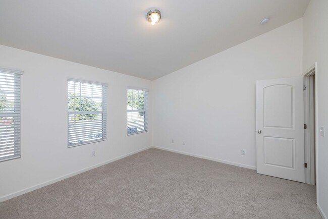 Building Photo - Charming Townhome Community near historic ...