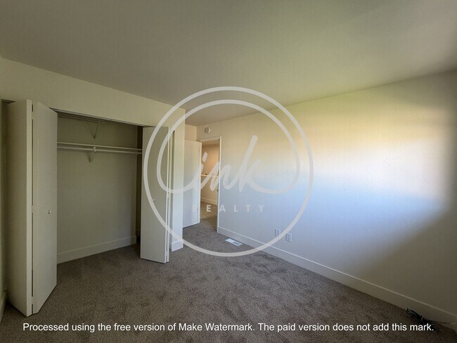 Building Photo - Newly Renovated 3 Bedroom Townhome