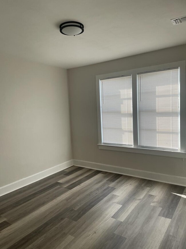 Building Photo - 1411 E Main St