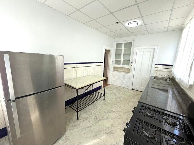 Building Photo - 927 18th St