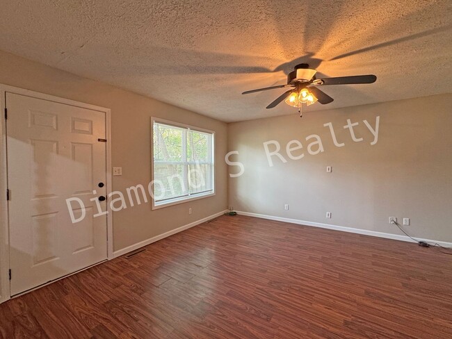 Building Photo - Cute 3 bedroom Home Available Now!