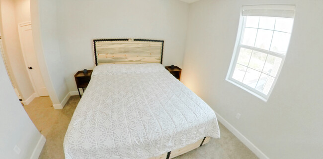 Master Bedroom w/ King Bed - 2013 Cradle Mountain Dr