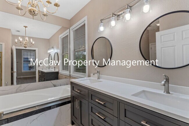 Building Photo - 302 W Spring St