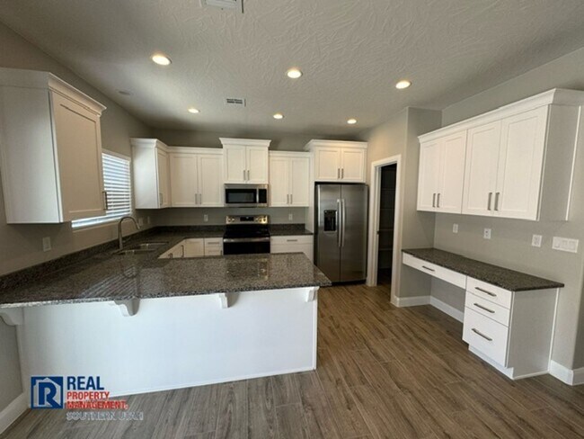 Building Photo - River Trail Townhome