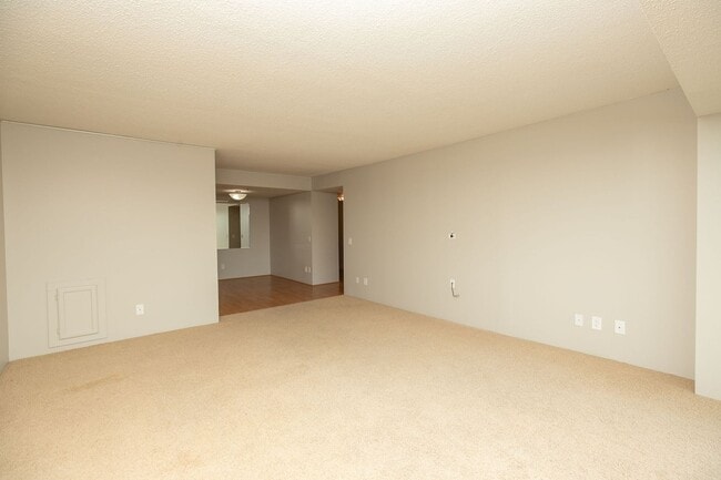 Building Photo - FALL RENT DEAL! Unbeatable Views, Ample Am...