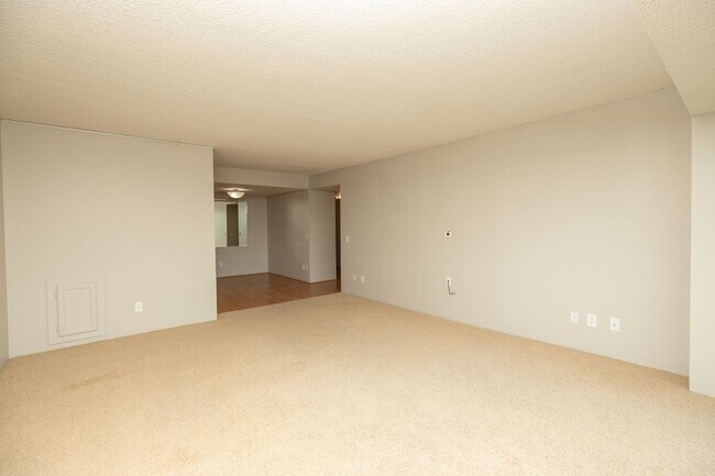Building Photo - Unbeatable Views, Ample Amenities, 2 Bed 1...