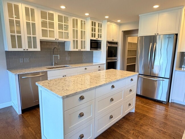 Building Photo - Luxury, golf course living with VIEWS! 3+ bed, 3 bath, three car garage and so much more!