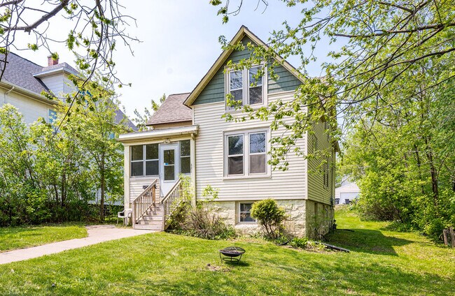 Building Photo - 621 E 10th St