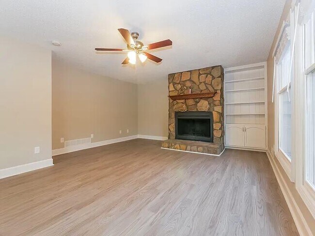 Building Photo - 325 Derby Dr