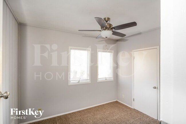 Building Photo - 213 Hollyberry Ct