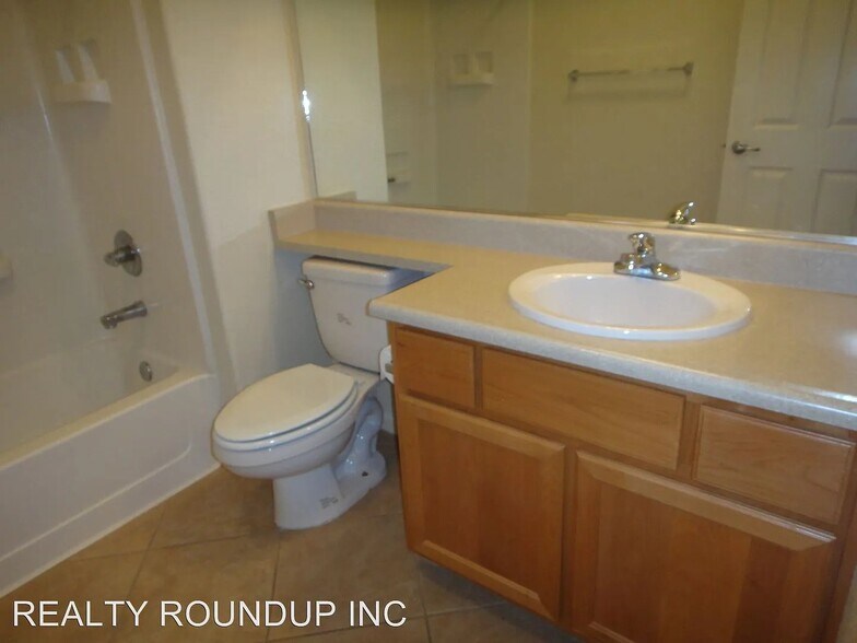 Building Photo - 5201 Laguna Oaks Dr