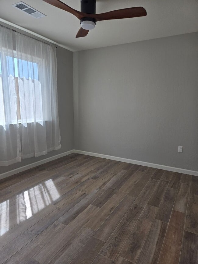 Building Photo - 3 BR 2 BA Available Now