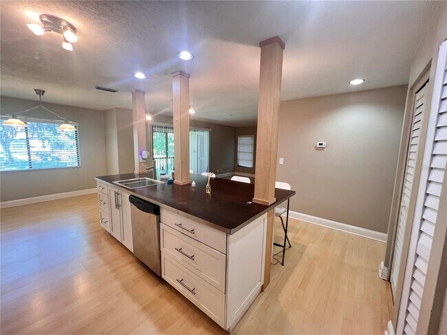 Building Photo - 302 Palm Coast Pkwy NE
