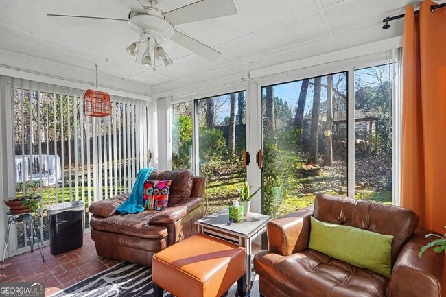 Building Photo - 8671 Twin Oaks Dr