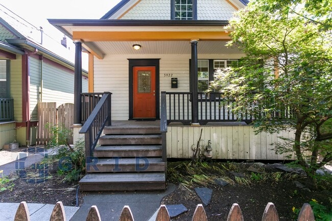 Building Photo - Gorgeous 2 Bedroom Victorian Home!