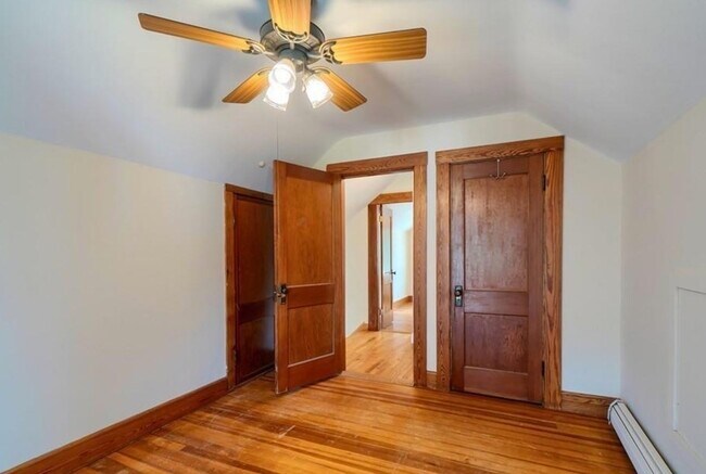 Building Photo - 142 E Meadow Rd