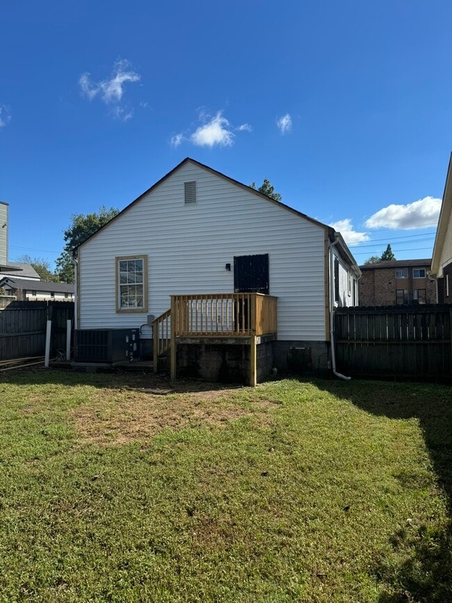 Building Photo - 1728 Knowles St