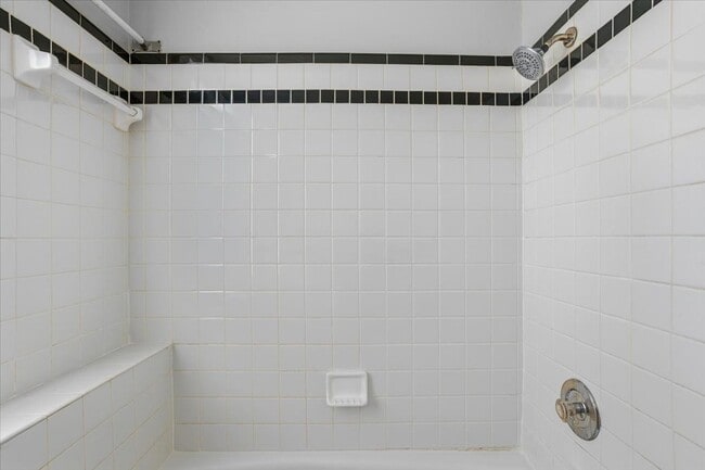 Building Photo - Spacious 2BR/1BA Lower-Level Apartment Near Downtown Savannah