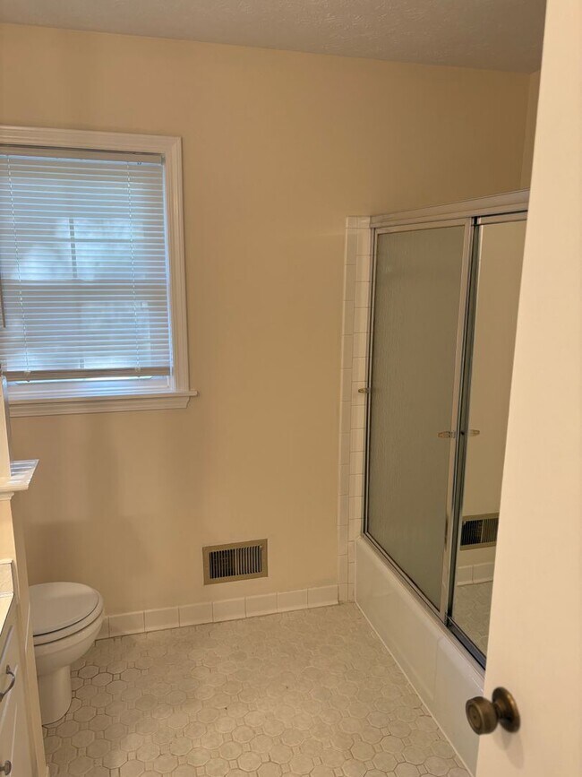 Building Photo - Beautiful 4 Bedroom 2 1/2 Bathroom Home
