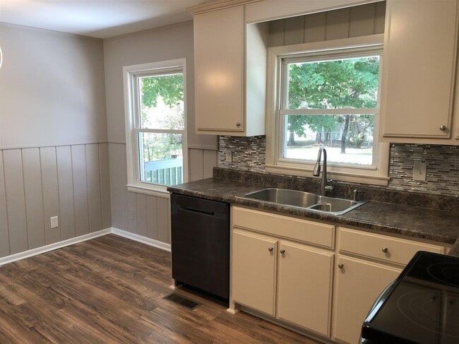 Building Photo - AVAILABLE JULY 15TH.  3 BEDROOM 1 1/2 BATH...