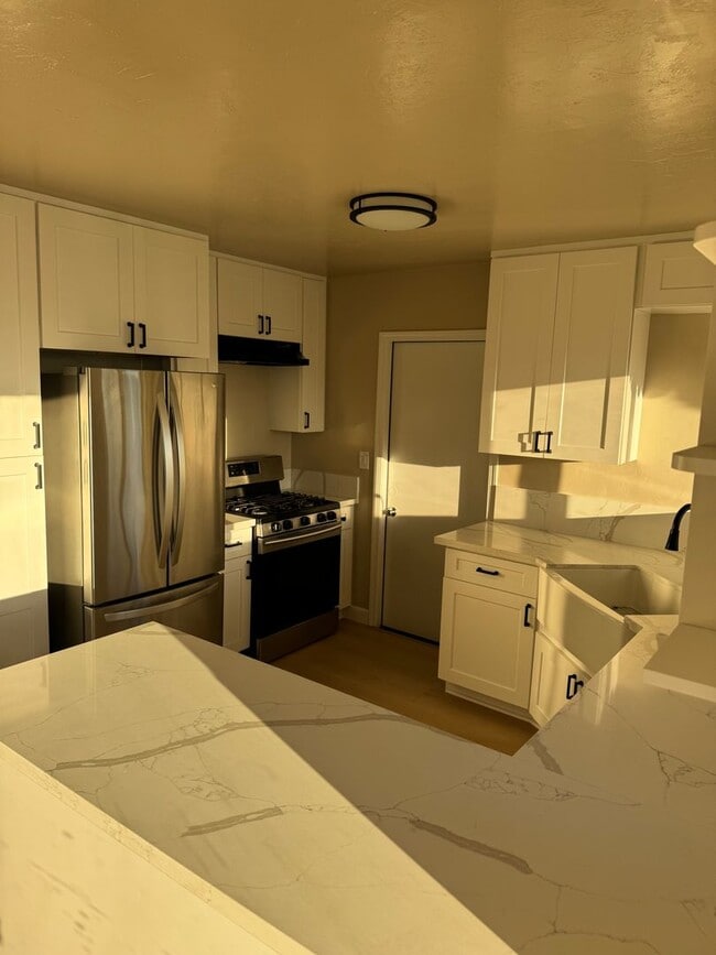 Building Photo - Charming 3-Bedroom, 2-Bathroom Home with H...