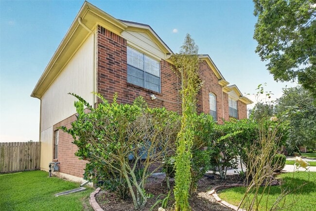 Building Photo - 1806 Oak Ridge Dr