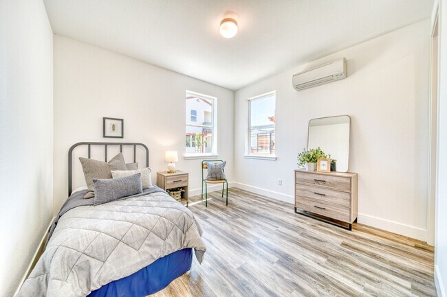 Building Photo - D62