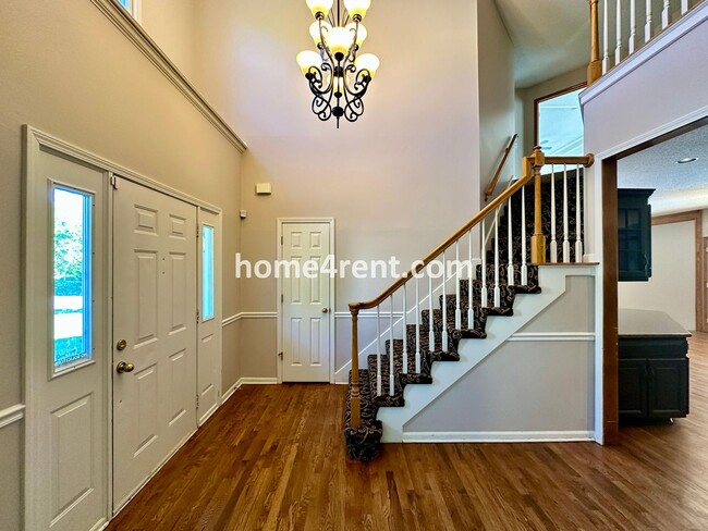 Building Photo - Beautiful, Spacious Home w/ Open Floor Pla...