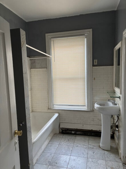 Building Photo - 1003 W Main St