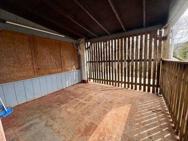 Building Photo - 1224 Eckert Ave