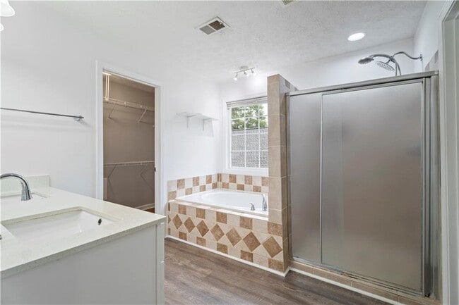 Building Photo - 3370 Palm Cir