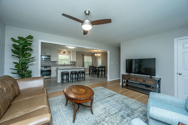 Building Photo - Charming Hanahan Ranch with Hardwood Floor...