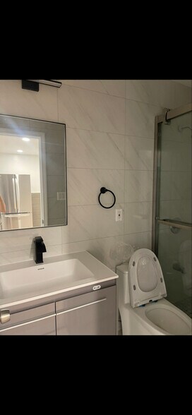 Building Photo - 2957 Shore Pkwy