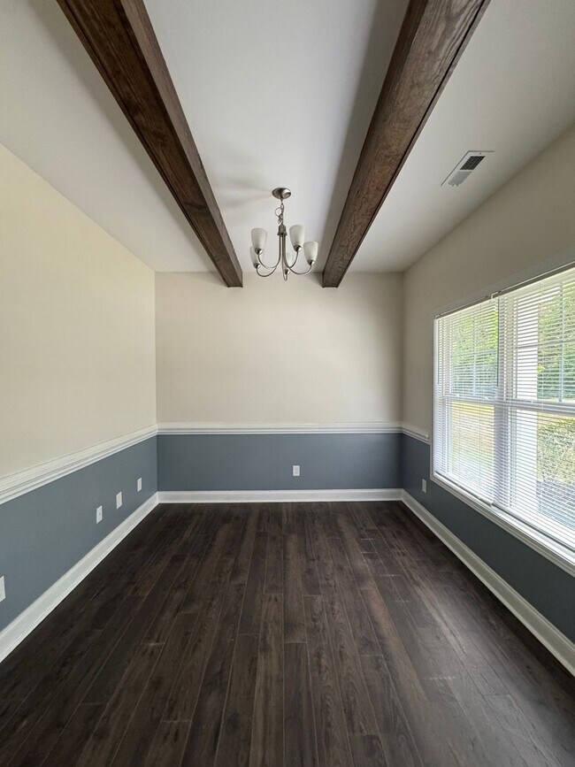 Building Photo - Beautiful 4 Bed 2.5 Bath Home with Fenced Backyard