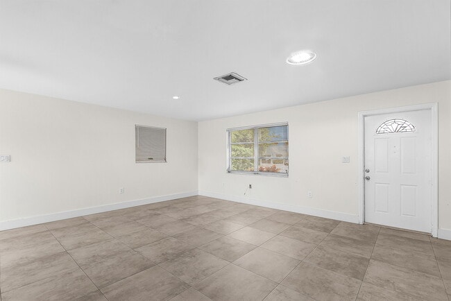 Building Photo - 2700 Shoreview Dr