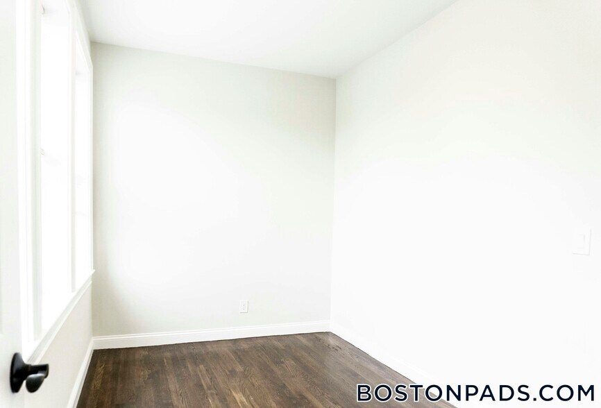 Building Photo - 2017 Commonwealth Ave