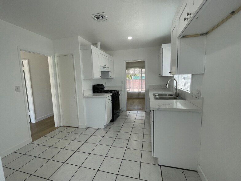 Kitchen - 12212 Everest St