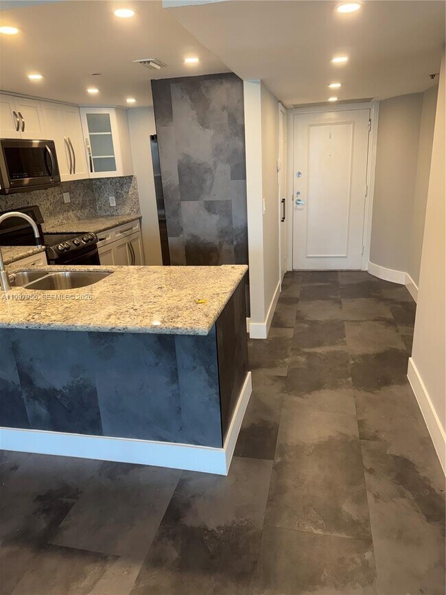 Building Photo - 1717 N Bayshore Dr